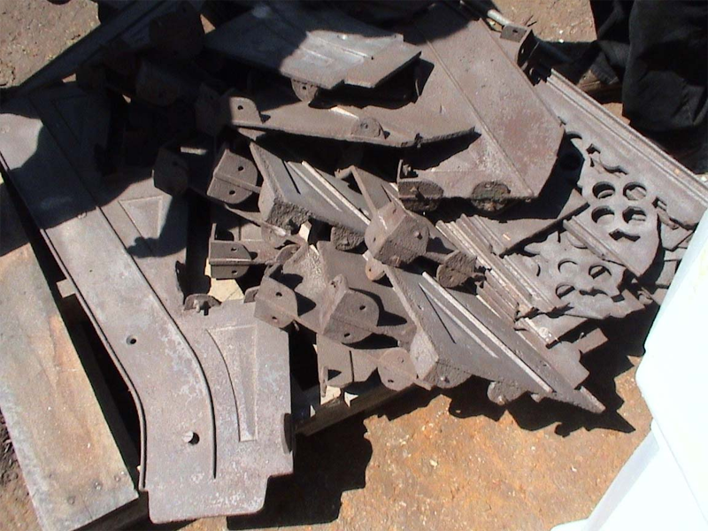 The disassembly was a time consuming and tedious work, since the stairs had be carefully  handled to do no more damage to it, while each piece had to be catalogued to insure that upon  reassembly, all the parts would go back to where they had been originally.